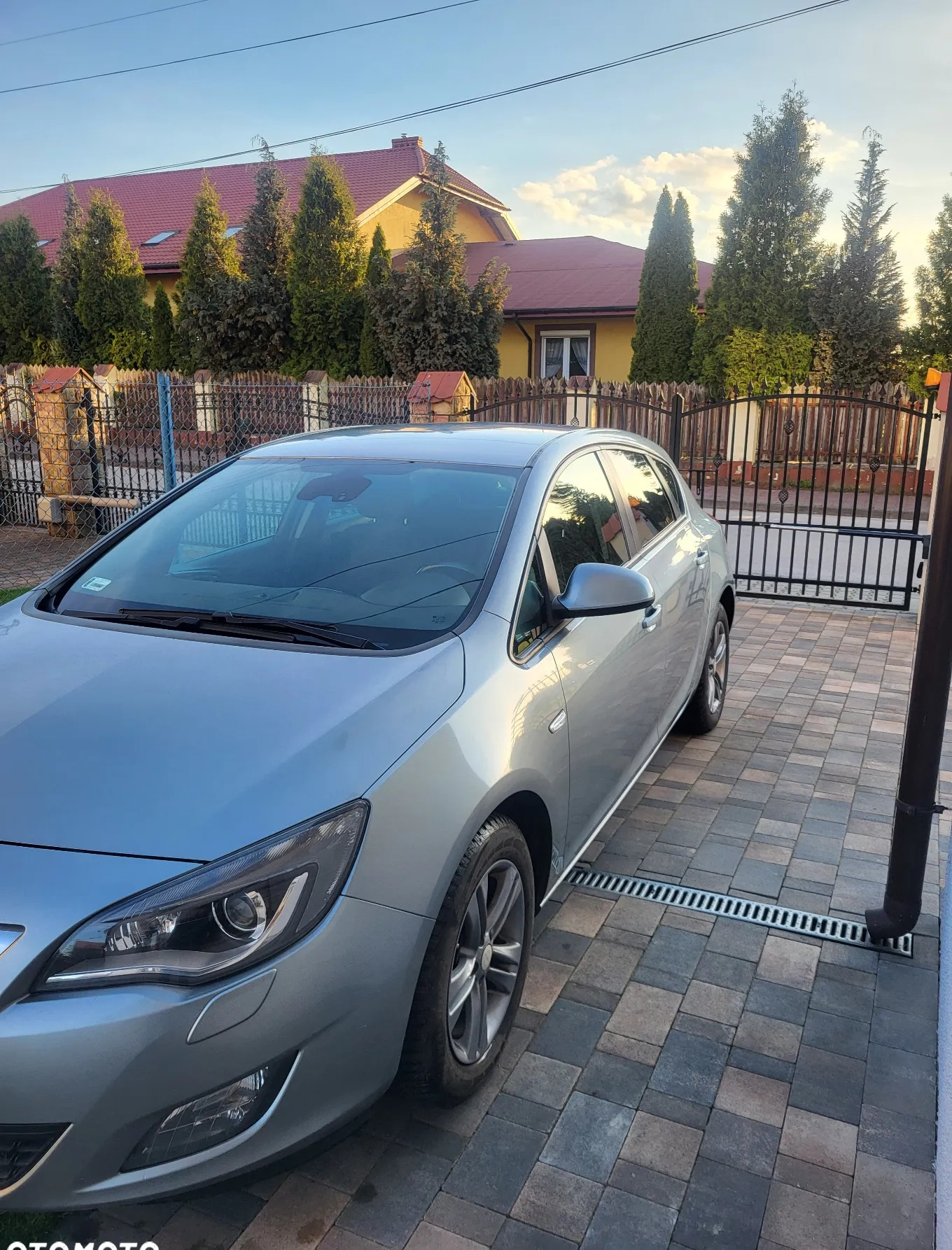 Opel Astra cena 22500 przebieg: 237600, rok produkcji 2011 z Sulejów małe 137